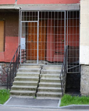 Bina girişinde bir kafes ile kapalı
