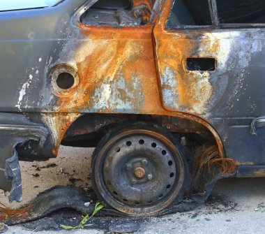 Küçük bir yangından sonra bir binek otomobil