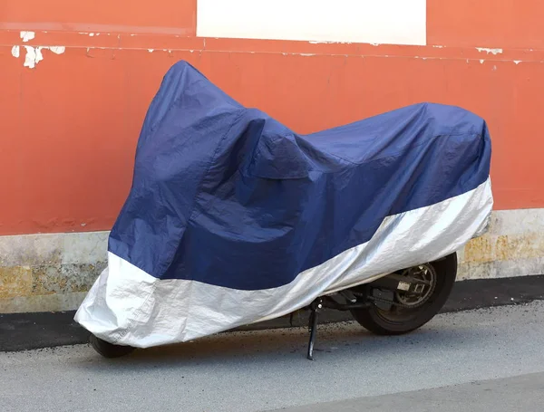 Мотоцикл Покрыт Крышкой — стоковое фото