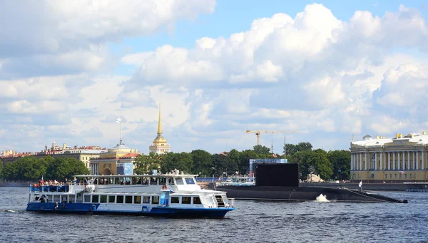 Military Submarine Pleasure Boat Neva River Admiralty Embankment Petersburg Russia — Stock Photo, Image