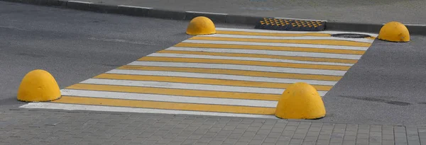 Unregulated cross-street pedestrian crossing