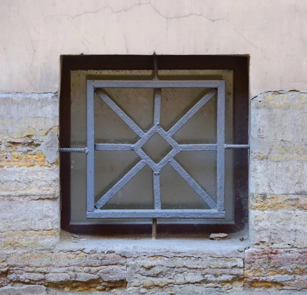 Ventana Del Sótano Con Una Barrera Metálica — Foto de Stock