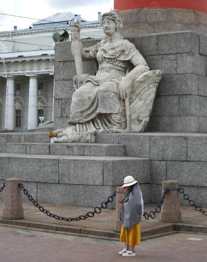 Turist Rostral sütunun dibinde Vasilyevsky ostrov, St Petersburg, Rusya, Ağustos 2018