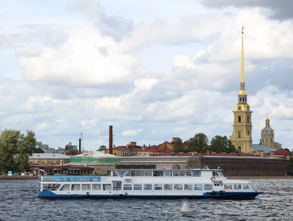 Pleasure Boat Neva River Peter Paul Fortress Petersburg Russia August — Stock Photo, Image
