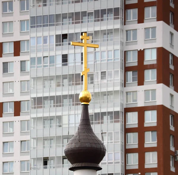 教堂十字架在公寓大厦的背景上 — 图库照片