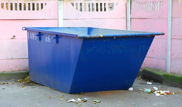 Velké Modré Odpadky Kontejner — Stock fotografie