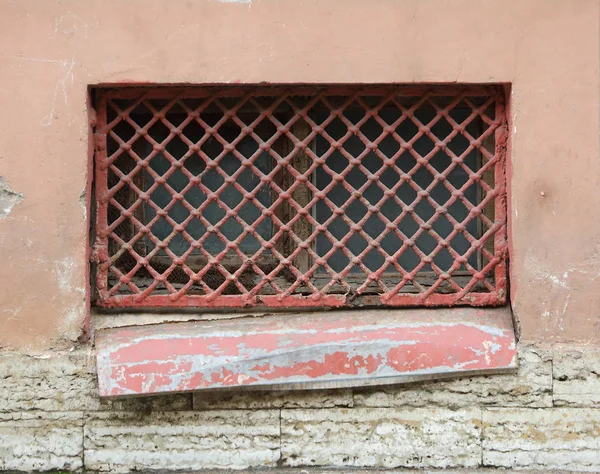 金属の壁と地階の窓 — ストック写真
