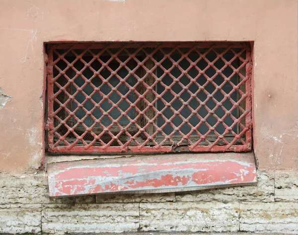 Janela Porão Com Uma Barreira Metálica — Fotografia de Stock