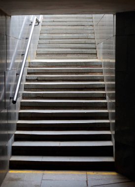 Küçük dar taş merdivenle