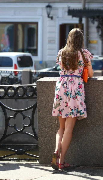 Menina Vestido Colorido Orla — Fotografia de Stock