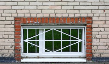 Zemin kat penceresinden bir metal bariyer ile