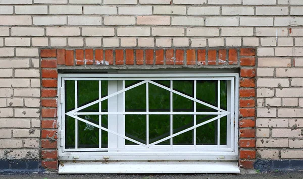 Zemin kat penceresinden bir metal bariyer ile