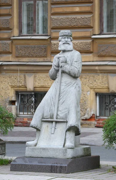 청소부 Ostrovsky 스퀘어 세인트 러시아 2018에 기념물 — 스톡 사진