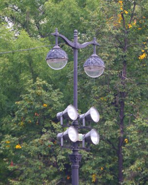 Ek sahne ışıkları ile iki lamba lamba şehir