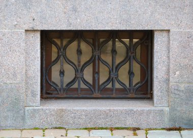 Zemin kat penceresinden bir metal bariyer ile