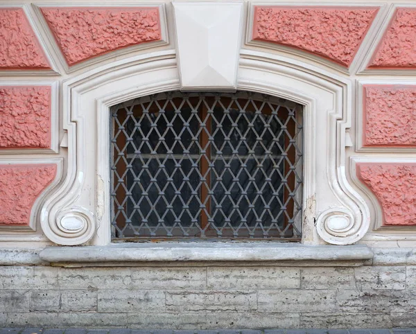 Ventana Del Sótano Con Una Barrera Metálica — Foto de Stock