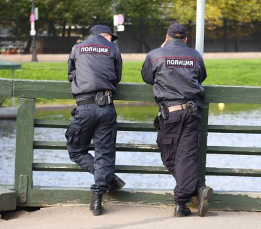 Polis devriye, Kronverksky kanal dolgu, Saint Petersburg, Rusya, Eylül 2018