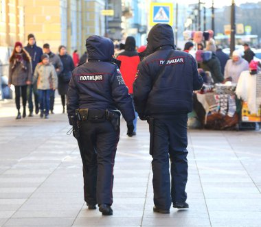 Polis devriye, Griboyedov kanal dolgu, St Petersburg, Rusya Ekim 2018