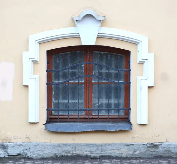 Janela Porão Com Uma Barreira Metálica — Fotografia de Stock