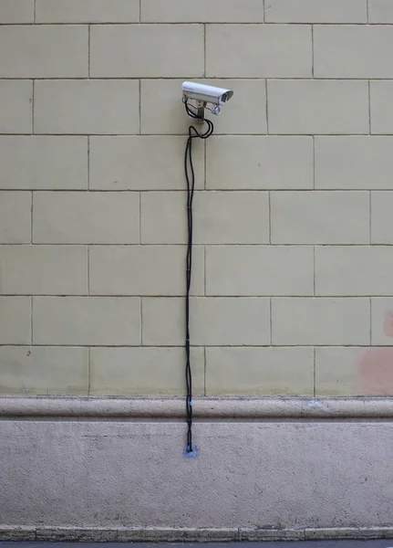 屋外の壁に取り付けられた監視カメラ — ストック写真