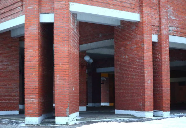 Entrada Edificio Con Columnas Ladrillo Rojo — Foto de Stock