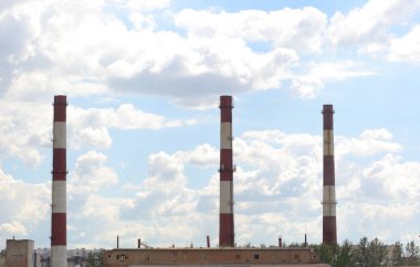 Fabrika bacaları bulutlu gökyüzü arka plan üzerinde