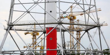 Gökyüzü ve vinç kaldırma karşı metal yapılar