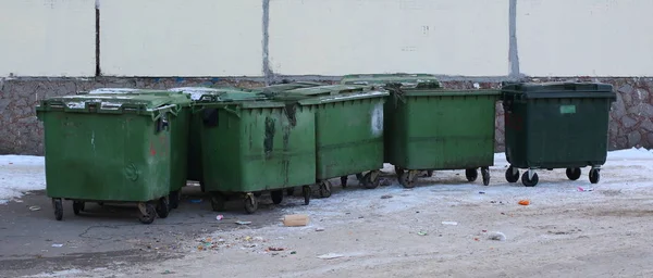 Mobilní Odpadkové Kontejnery Zelené Zdi Domu — Stock fotografie