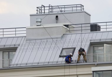 Endüstriyel dağcılar ulitsa Akademika Pavlova, Saint-Petersburg, Rusya Ağustos 2018 evin çatısı izole
