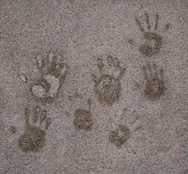 Palm parmak frost kaplı granit duvardaki