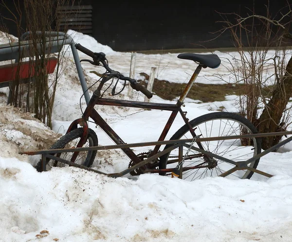 Rowerowy Czarny Zaparkowany Zapomniane Śniegu — Zdjęcie stockowe