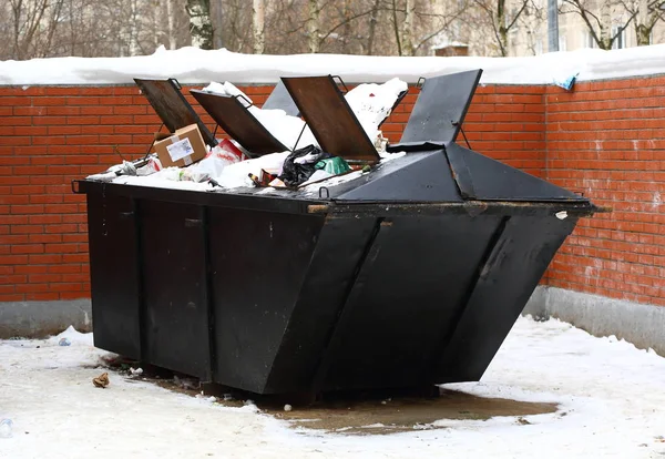 Grande Lixeira Cheia Lixo — Fotografia de Stock