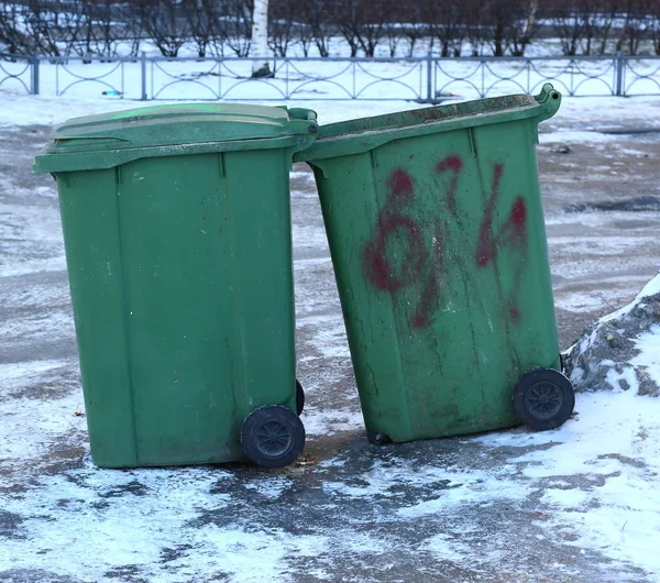 Recipientes Basura Verde Compactos Sobre Ruedas — Foto de Stock