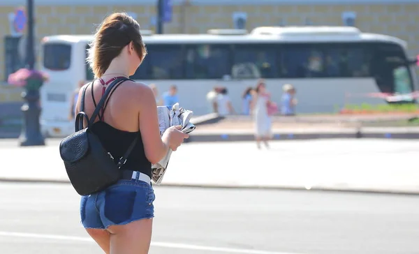 Menina Turista Shorts Muito Curtos Fundo Ônibus Turístico — Fotografia de Stock