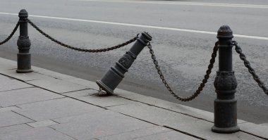 Kırık eski kaldırım çit