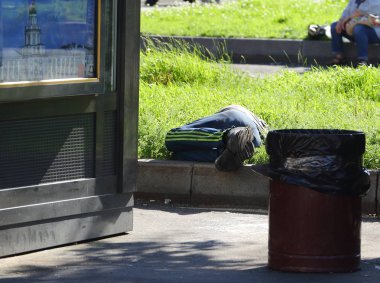 Çimlerde uyuyan sarhoş Ulitsa Babuşkina, Saint-Petersburg, Rusya Ağustos 2018