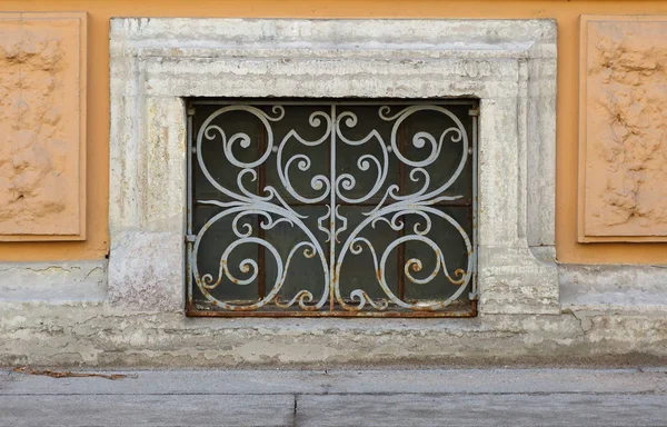 Basement Window Metal Barrier — Stock Photo, Image