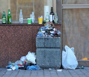 Çöp beton urn ile taşan