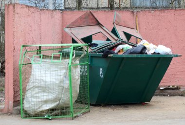 Çöp dolu büyük çöplük, çöp dolu büyük çöp kutusu, ayrı atık toplama için Mesh konteyner
