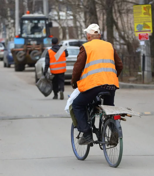 Empleado Del Servicio Municipal Para Limpieza Las Calles Una Bicicleta — Foto de Stock