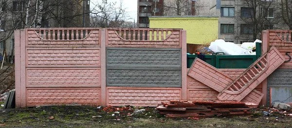Yakın Evlerde Atıkları Için Kırık Beton Çit Yerleri — Stok fotoğraf