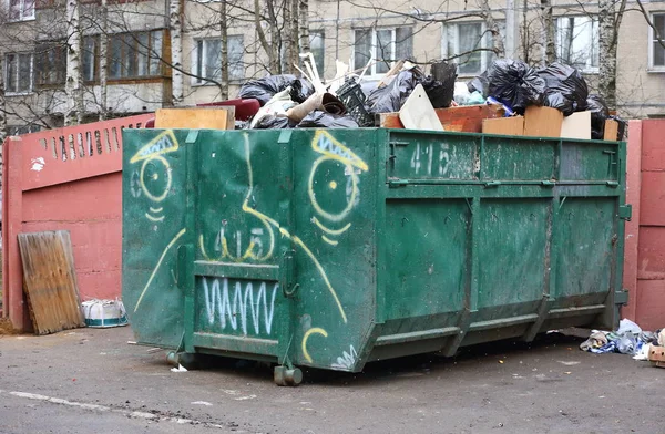 Large Garbage Container Big Dumpster Full Garbage — Stock Photo, Image