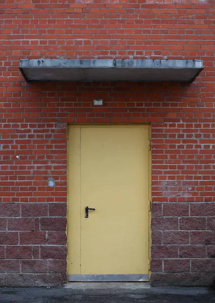 Металлическая Дверь Красного Кирпича Бетонным Козырьком — стоковое фото