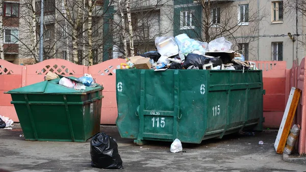 ゴミで満たされた中大のゴミ箱 — ストック写真