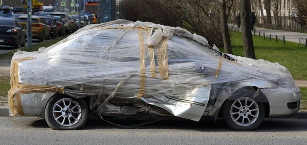 Voiture Écrasée Recouverte Polyéthylène — Photo