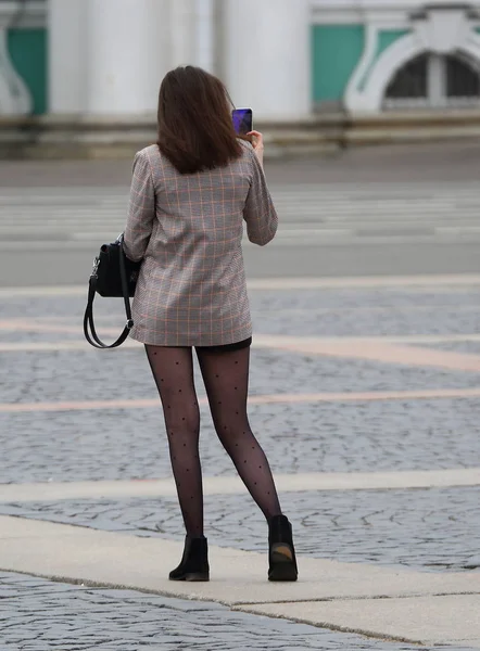 Uma Menina Turística Meia Calça Preta Uma Jaqueta Quadriculada Leva — Fotografia de Stock