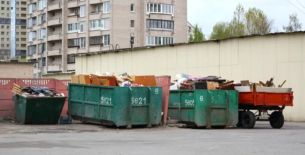 Recipientes Basura Con Residuos Patio Una Casa — Foto de Stock