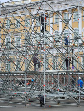 Metal çerçevenin yüksek katlı işçiler tarafından montajı