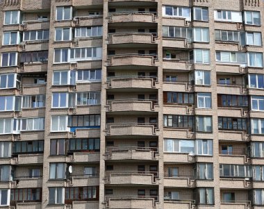 Bir apartmanın cephesi, ulitsa Povoyskogo, 18k2, St. Petersburg,Rusya, Mayıs 2019