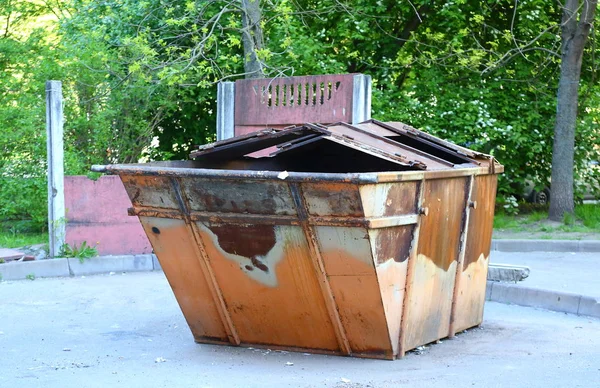 廃棄物収集現場の庭にある古い錆びたごみ箱 — ストック写真